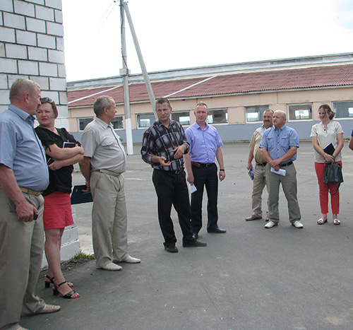 Главный зоотехник Александр Молочко знакомит гостей с работой фермы.