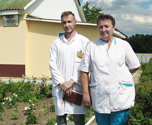  Заведующий Храковичской АВОП Андрей Жевняк и участковая медсестра Елена Николаева.