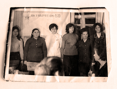 В 1973 году райком комсомола находился в здании, где сейчас расположено райпо. Юная Любовь Романович – третья слева.