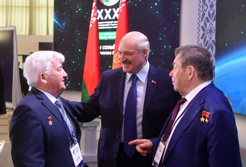 Аляксандр Лукашэнка з удзельнікамі кангрэса - касманаўтамі Пятром Клімуком і Уладзімірам Кавалёнкам