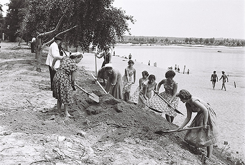 Студенты Гомельского педагогического института на строительстве набережной реки Сож. 1960 год