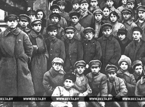 Группа витебских комсомольцев, отправляющихся на фронты гражданской войны по комсомольской мобилизации. 1919 год.