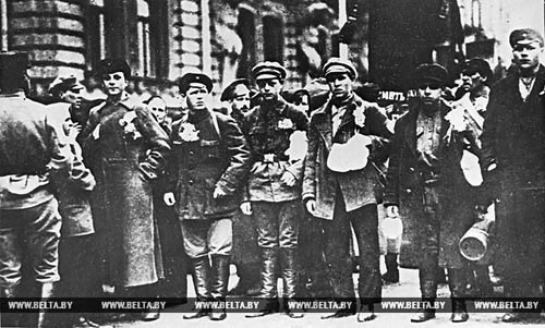 Чаусские комсомольцы перед отправкой на белопольский фронт. 1919 год.
