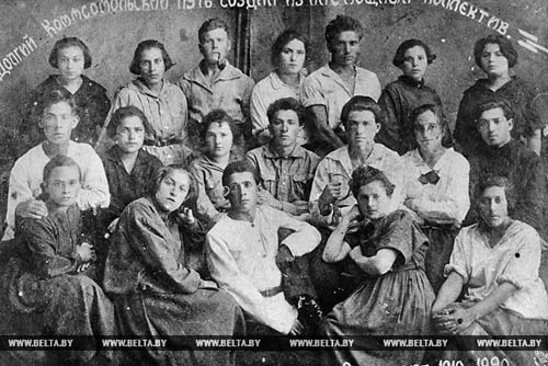 Группа старых комсомольцев Рогачевской организации 1919-1920 годов. На фотографии надпись: "Долгий комсомольский путь создал из нас мощный коллектив". 1920 год